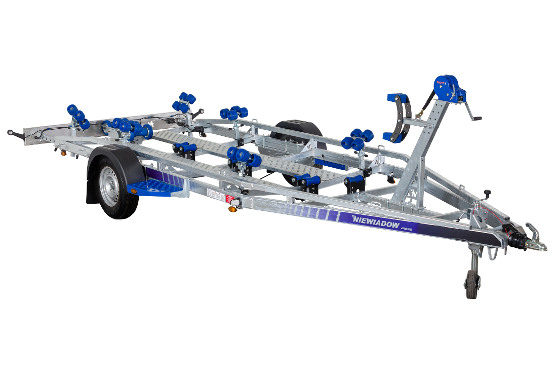 Kaksi vesijettiä trailerilla veneenlaskupaikalla