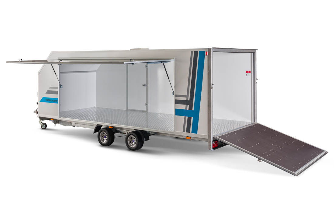 Kaappivaunu ramppiluukulla ajoneuvojen ja tavaran kuljetukseen