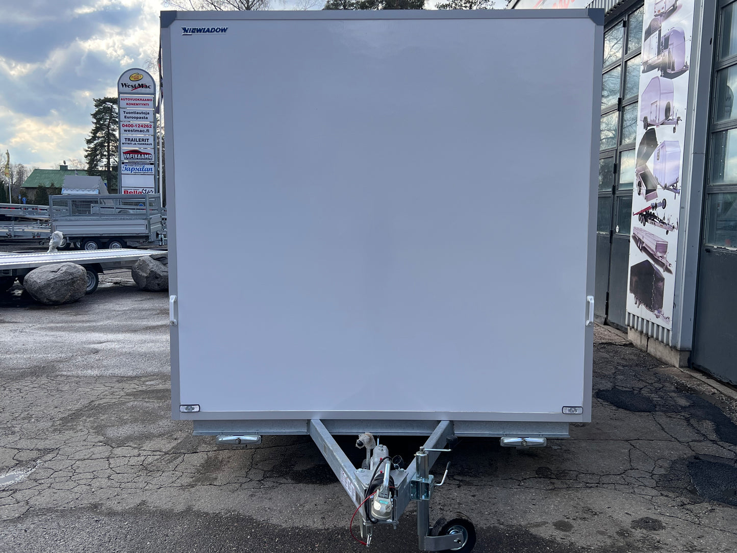 Myyntivaunu 5,2x2,43x2,3 2700kg
