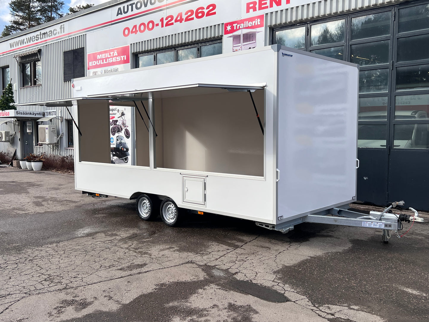 Myyntivaunu 5,2x2,43x2,3 2700kg