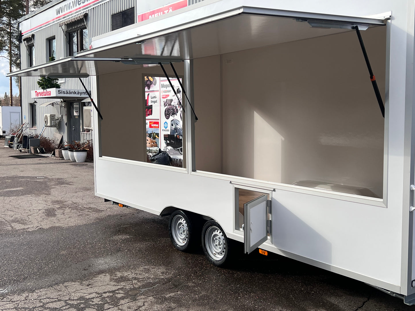 Myyntivaunu 5,2x2,43x2,3 2700kg