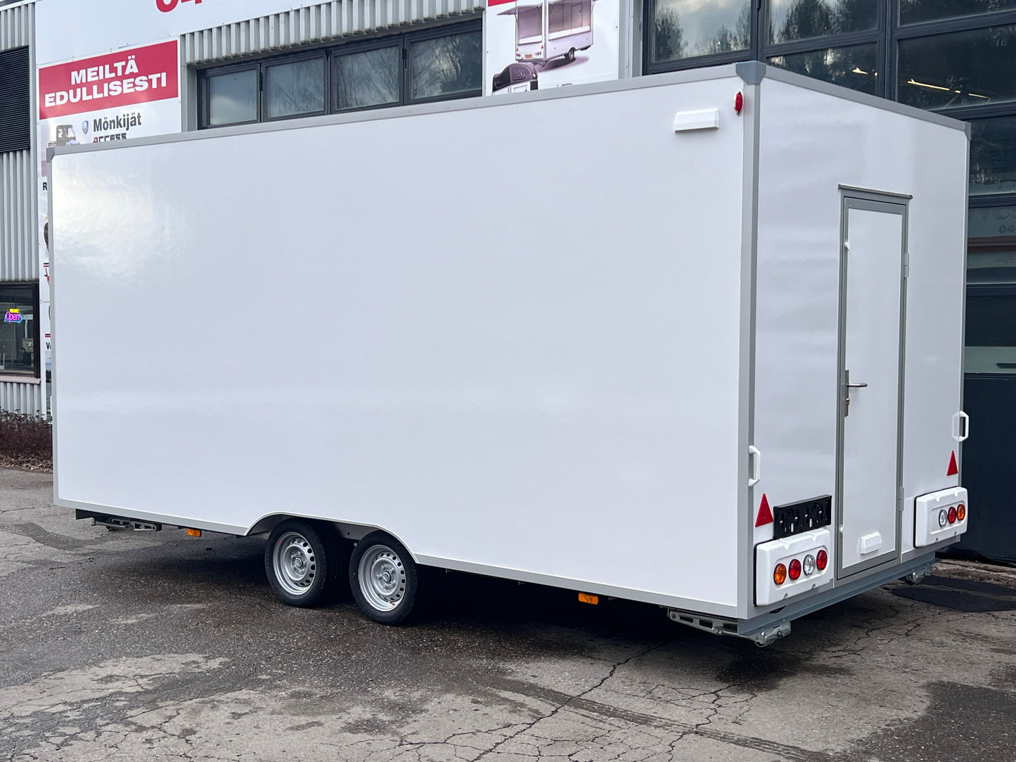 Myyntivaunu 5,2x2,43x2,3 2700kg